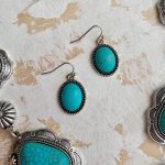 collar-cumulo-de-turquesas-nizhoni-de-plata-envejecida-estilo-boho-chic-y-country-con-inspiracion-nativo-americana-vendido-en-sedona-desert-donde-hay-diseños-de-collares-squash-blossom-y-collares-originales-azul-turquesa