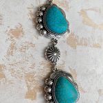 collar-cumulo-de-turquesas-nizhoni-de-plata-envejecida-estilo-boho-chic-y-country-con-inspiracion-nativo-americana-vendido-en-sedona-desert-donde-hay-diseños-de-collares-squash-blossom-y-collares-originales-azul-turquesa
