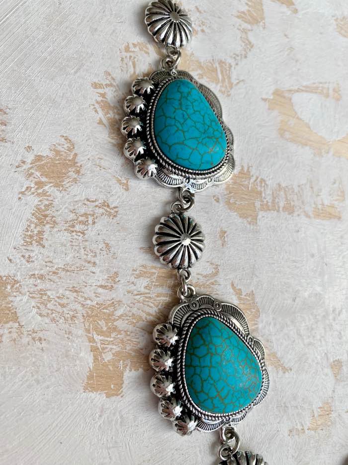 collar-cumulo-de-turquesas-nizhoni-IV collar-cumulo-de-turquesas-nizhoni-de-plata-envejecida-estilo-boho-chic-y-country-con-inspiracion-nativo-americana-vendido-en-sedona-desert-donde-hay-diseños-de-collares-squash-blossom-y-collares-originales-azul-turquesa