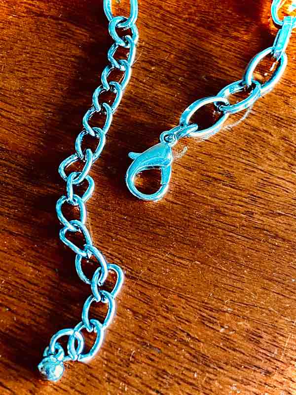 collar-cumulo-de-turquesas-nizhoni-V collar-cumulo-de-turquesas-nizhoni-de-plata-envejecida-estilo-boho-chic-y-country-con-inspiracion-nativo-americana-vendido-en-sedona-desert-donde-hay-diseños-de-collares-squash-blossom-y-collares-originales-azul-turquesa
