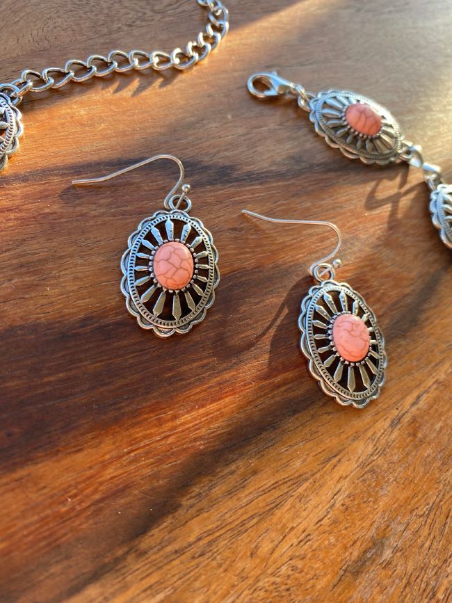collar-y-pendientes-de-conchos-country-plata-y-coral-II collar-y-pendientes-de-conchos-country-plata-y-coral-estilo-rockero-y-boho-chic-que-se-puede-usar-de-chocker