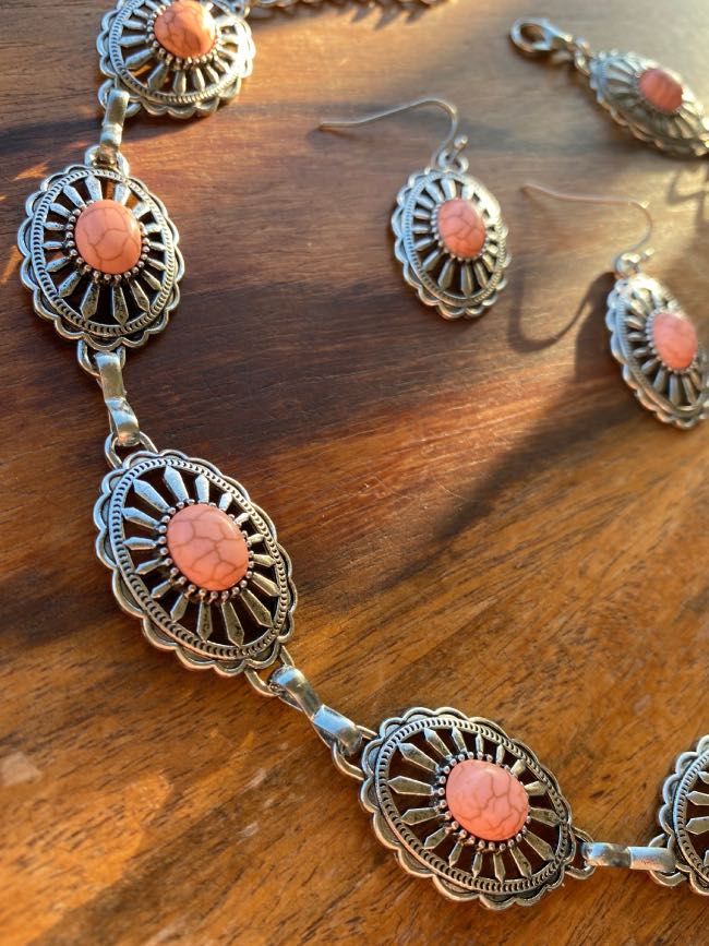 collar-y-pendientes-de-conchos-country-plata-y-coral-III collar-y-pendientes-de-conchos-country-plata-y-coral-estilo-rockero-y-boho-chic-que-se-puede-usar-de-chocker