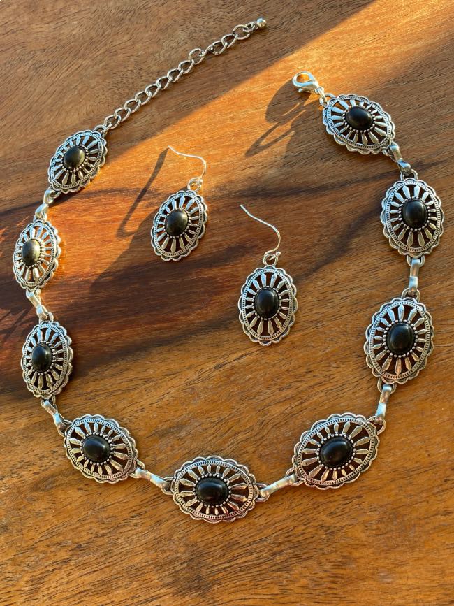 collar-y-pendientes-de-conchos-country-plata-y-negro-I collar-y-pendientes-de-conchos-country-plata-y-negro-estilo-rockero-y-boho-chic-que-se-puede-usar-de-chocker