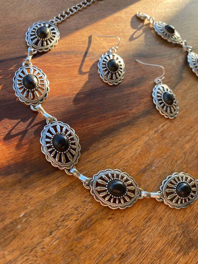 collar-y-pendientes-de-conchos-country-plata-y-negro-II collar-y-pendientes-de-conchos-country-plata-y-negro-estilo-rockero-y-boho-chic-que-se-puede-usar-de-chocker