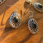 collar-y-pendientes-de-conchos-country-plata-y-negro-estilo-rockero-y-boho-chic-que-se-puede-usar-de-chocker