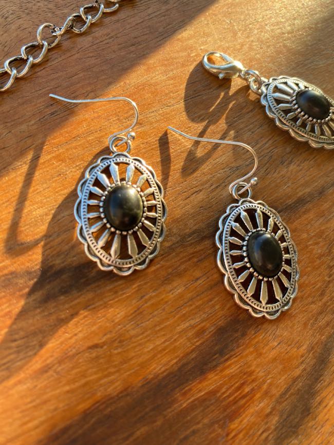 collar-y-pendientes-de-conchos-country-plata-y-negro-III collar-y-pendientes-de-conchos-country-plata-y-negro-estilo-rockero-y-boho-chic-que-se-puede-usar-de-chocker