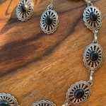 collar-y-pendientes-de-conchos-country-plata-y-negro-estilo-rockero-y-boho-chic-que-se-puede-usar-de-chocker