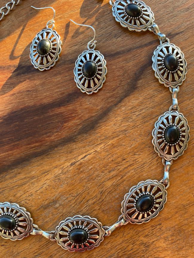 collar-y-pendientes-de-conchos-country-plata-y-negro-IV collar-y-pendientes-de-conchos-country-plata-y-negro-estilo-rockero-y-boho-chic-que-se-puede-usar-de-chocker
