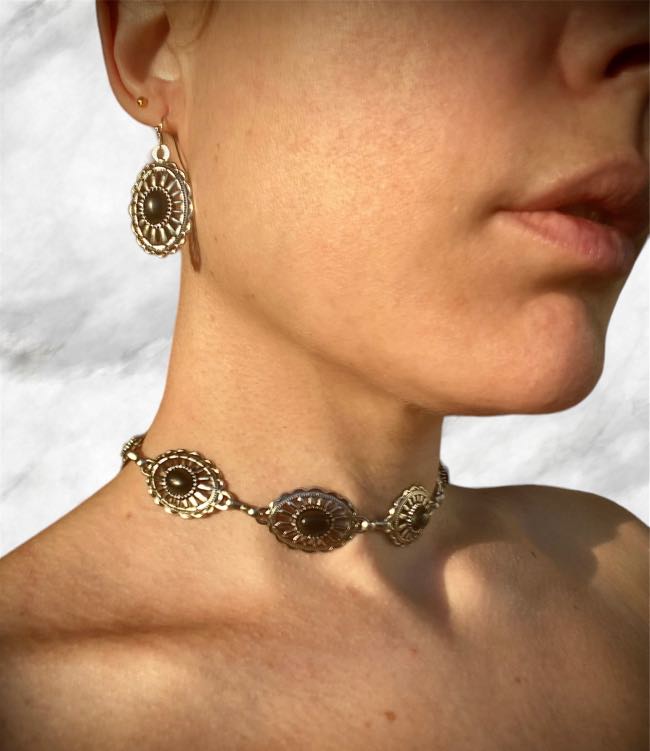 collar-y-pendientes-de-conchos-country-plata-y-negro-V collar-y-pendientes-de-conchos-country-plata-y-negro-estilo-rockero-y-boho-chic-que-se-puede-usar-de-chocker