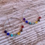 Pendientes Chakra de Acero con siete bolitas de cristal.