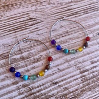 Pendientes Chakra de Acero con siete bolitas de cristal.
