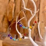 Pendientes Chakra de Acero con siete bolitas de cristal.
