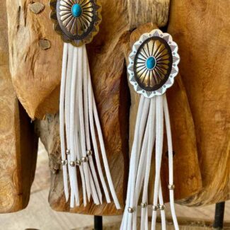 pendientes-concho-y-flecos-country-blancos