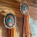pendientes-de-concho-y-flecos-country-en-camel-III