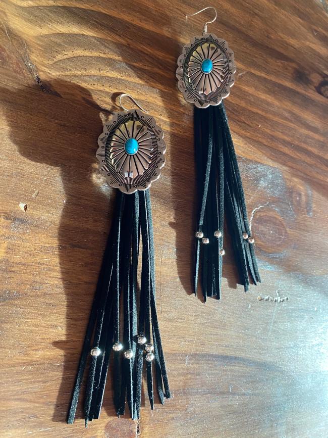 pendientes-de-concho-y-flecos-country-en-negro-I