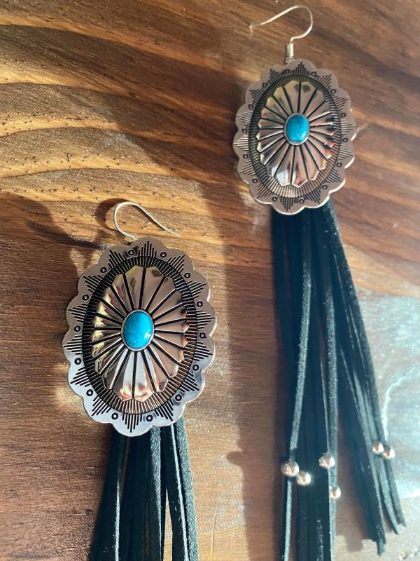 pendientes-de-concho-y-flecos-country-en-negro-I