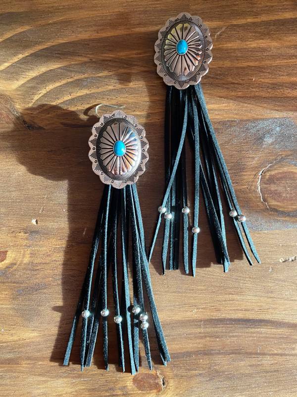 pendientes-de-concho-y-flecos-country-en-negro-I