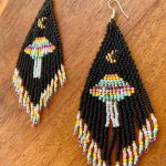 pendientes-de-cuentas-tejidas-OVNI-Rosswell-en-color-negro-y-de-colores-con-luna-y-flecos