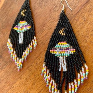 pendientes-de-cuentas-tejidas-OVNI-Rosswell-en-color-negro-y-de-colores-con-luna-y-flecos