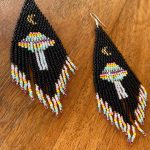 pendientes-de-cuentas-tejidas-OVNI-Rosswell-en-color-negro-y-de-colores-con-luna-y-flecos