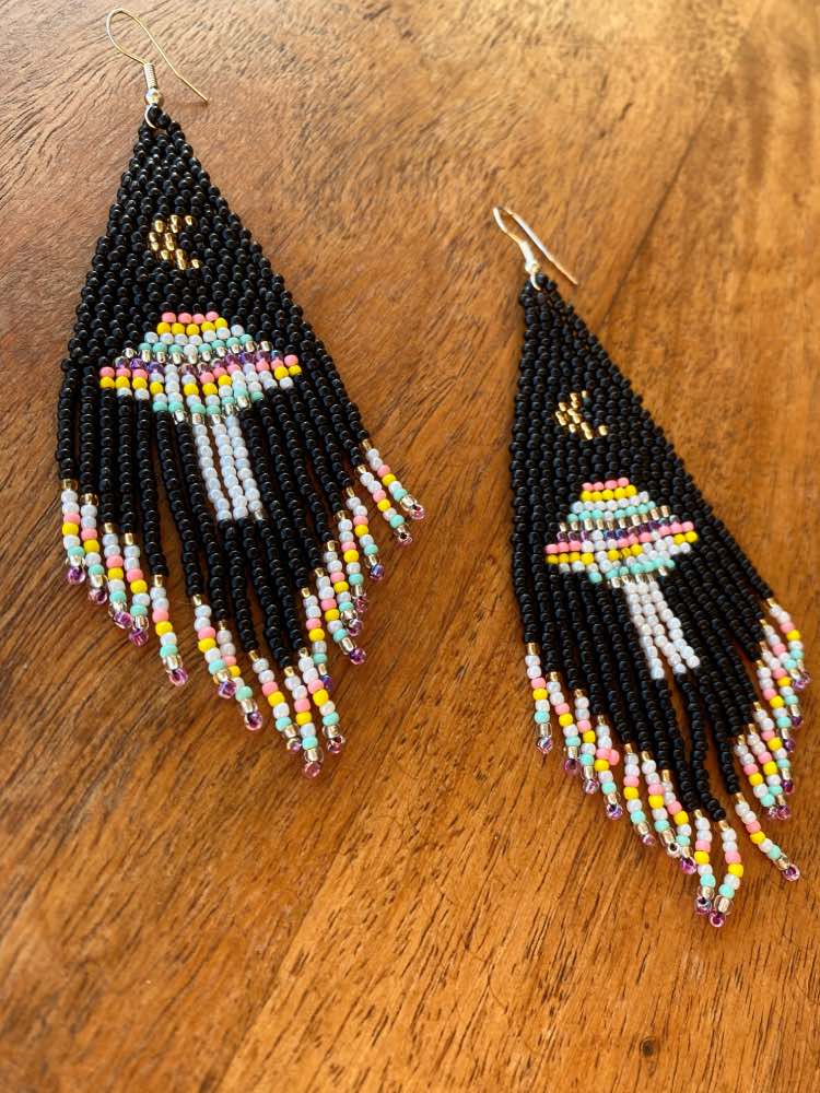 pendientes-de-cuentas-tejidas-OVNI-Rosswell-II pendientes-de-cuentas-tejidas-OVNI-Rosswell-en-color-negro-y-de-colores-con-luna-y-flecos