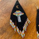 pendientes-de-cuentas-tejidas-OVNI-Rosswell-en-color-negro-y-de-colores-con-luna-y-flecos