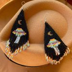 pendientes-de-cuentas-tejidas-OVNI-Rosswell-en-color-negro-y-de-colores-con-luna-y-flecos