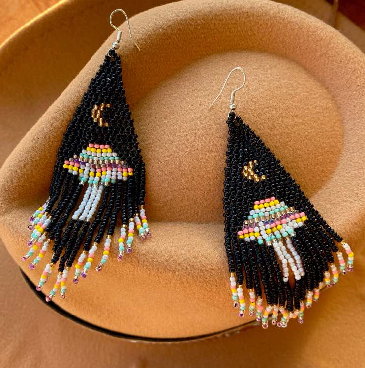 pendientes-de-cuentas-tejidas-OVNI-Rosswell-IV pendientes-de-cuentas-tejidas-OVNI-Rosswell-en-color-negro-y-de-colores-con-luna-y-flecos
