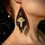 pendientes-de-cuentas-tejidas-OVNI-Rosswell-en-color-negro-y-de-colores-con-luna-y-flecos