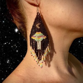 pendientes-de-cuentas-tejidas-OVNI-Rosswell-en-color-negro-y-de-colores-con-luna-y-flecos
