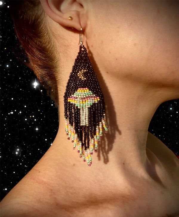 pendientes-de-cuentas-tejidas-OVNI-Rosswell-V pendientes-de-cuentas-tejidas-OVNI-Rosswell-en-color-negro-y-de-colores-con-luna-y-flecos