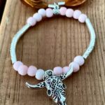 Pulsera Cráneo de búfalo y plumas El Álamo Rosa