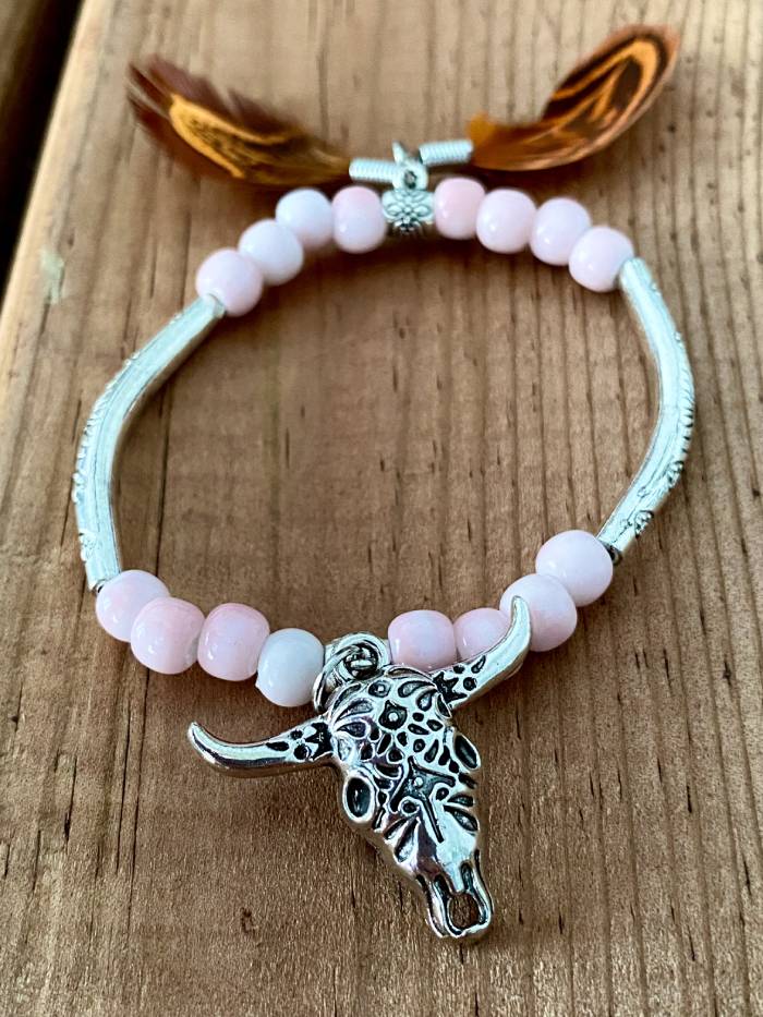 pulsera-craneo-de-bufalo-y-plumas-el-alamo-rosa-III Pulsera Cráneo de búfalo y plumas El Álamo Rosa