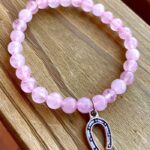 pulsera-de-cuarzo-rosa-con-herradura-dune-I