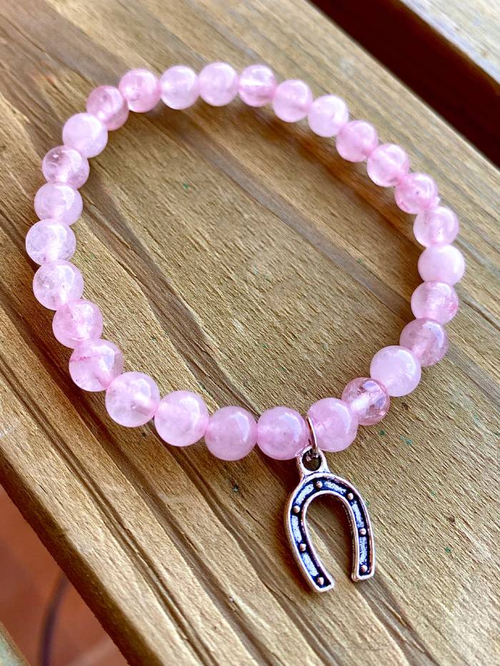 pulsera-de-cuarzo-rosa-con-herradura-dune-II pulsera-de-cuarzo-rosa-con-herradura-dune-I