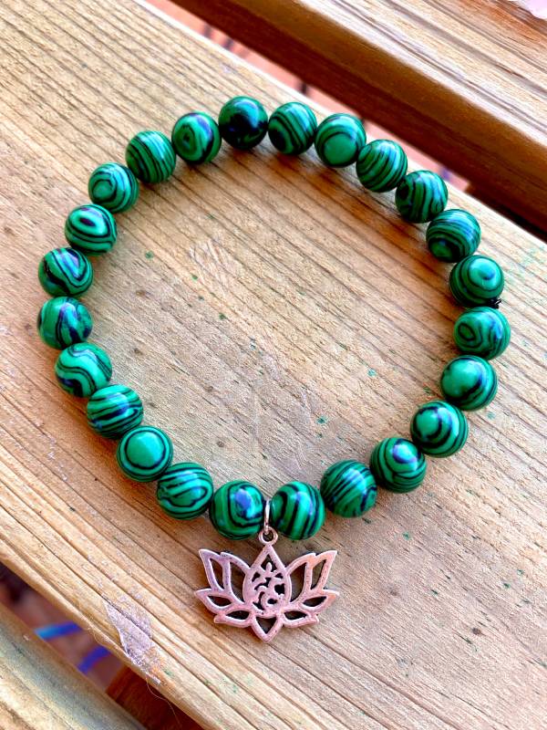 pulsera-de-malaquita-con-flor-de-loto-om-I pulsera-de-malaquita-con-flor-de-loto-om-I