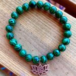 pulsera-de-malaquita-con-flor-de-loto-om-I